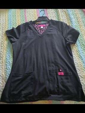 Betsey Johnson Black V-Neck Scrub Top with Pink Trim